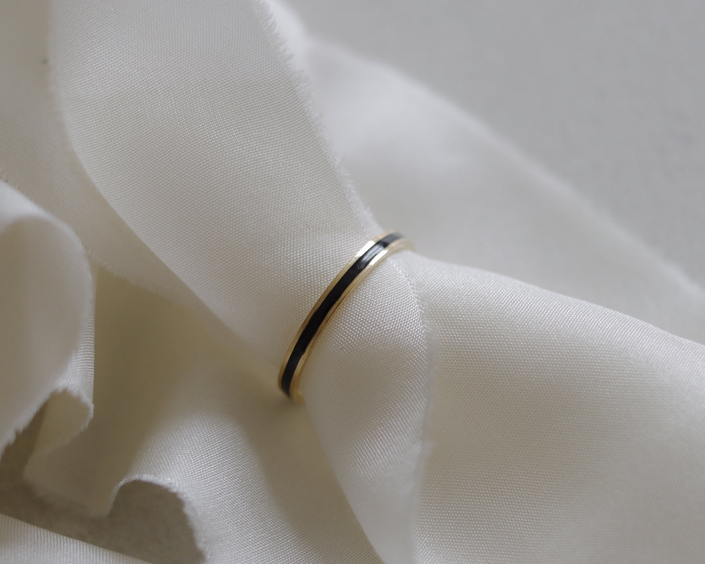 14ct gold black enamel band UK P1/2