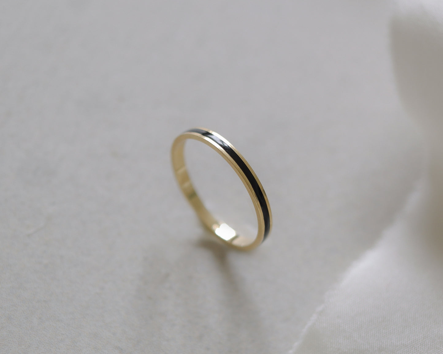 14ct gold black enamel band UK P1/2