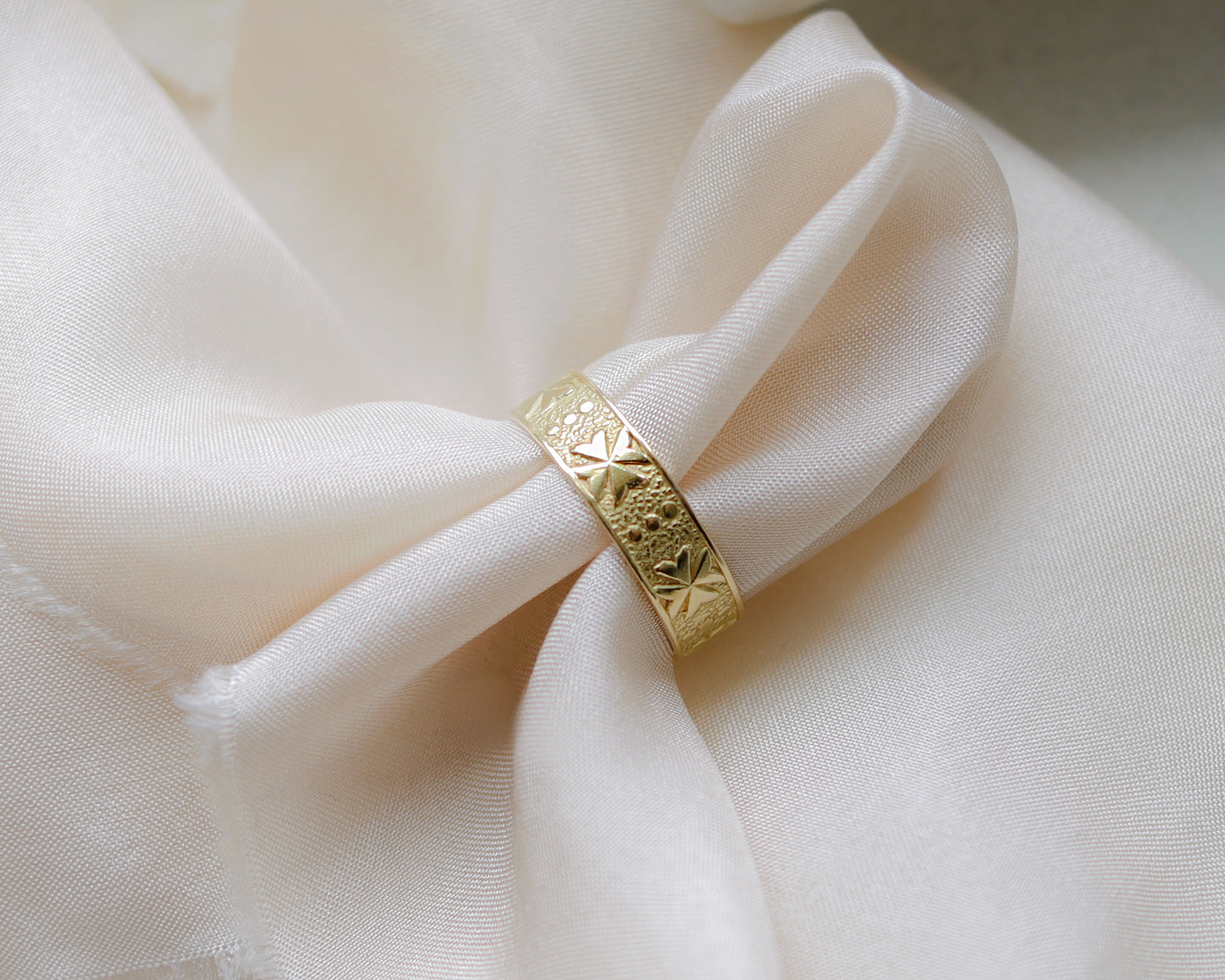 18ct antique cross engraved ring UK L
