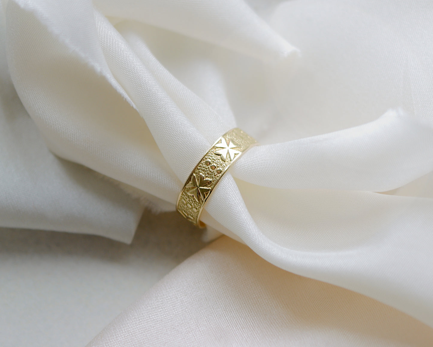 18ct antique cross engraved ring UK L