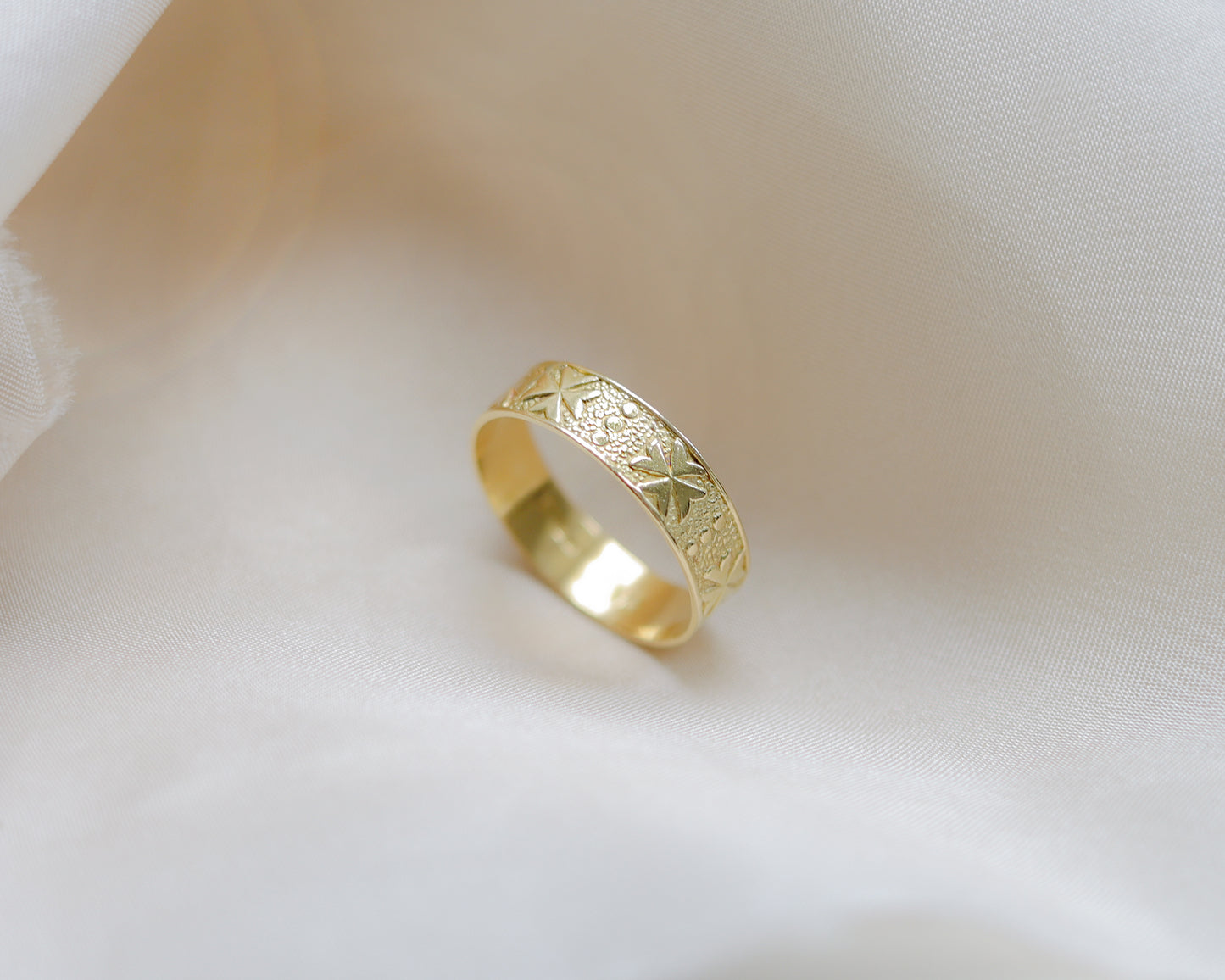 18ct antique cross engraved ring UK L