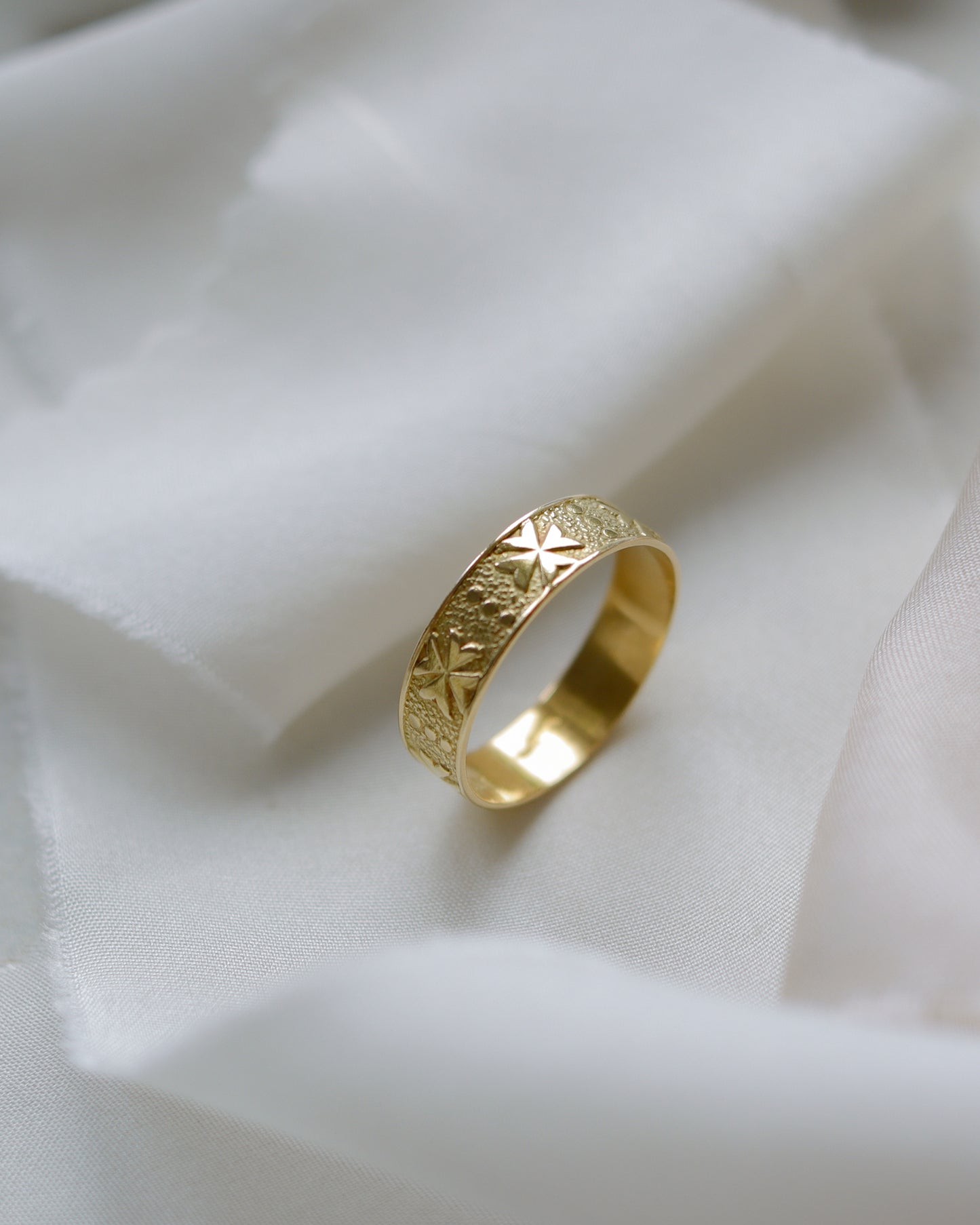 18ct antique cross engraved ring UK L