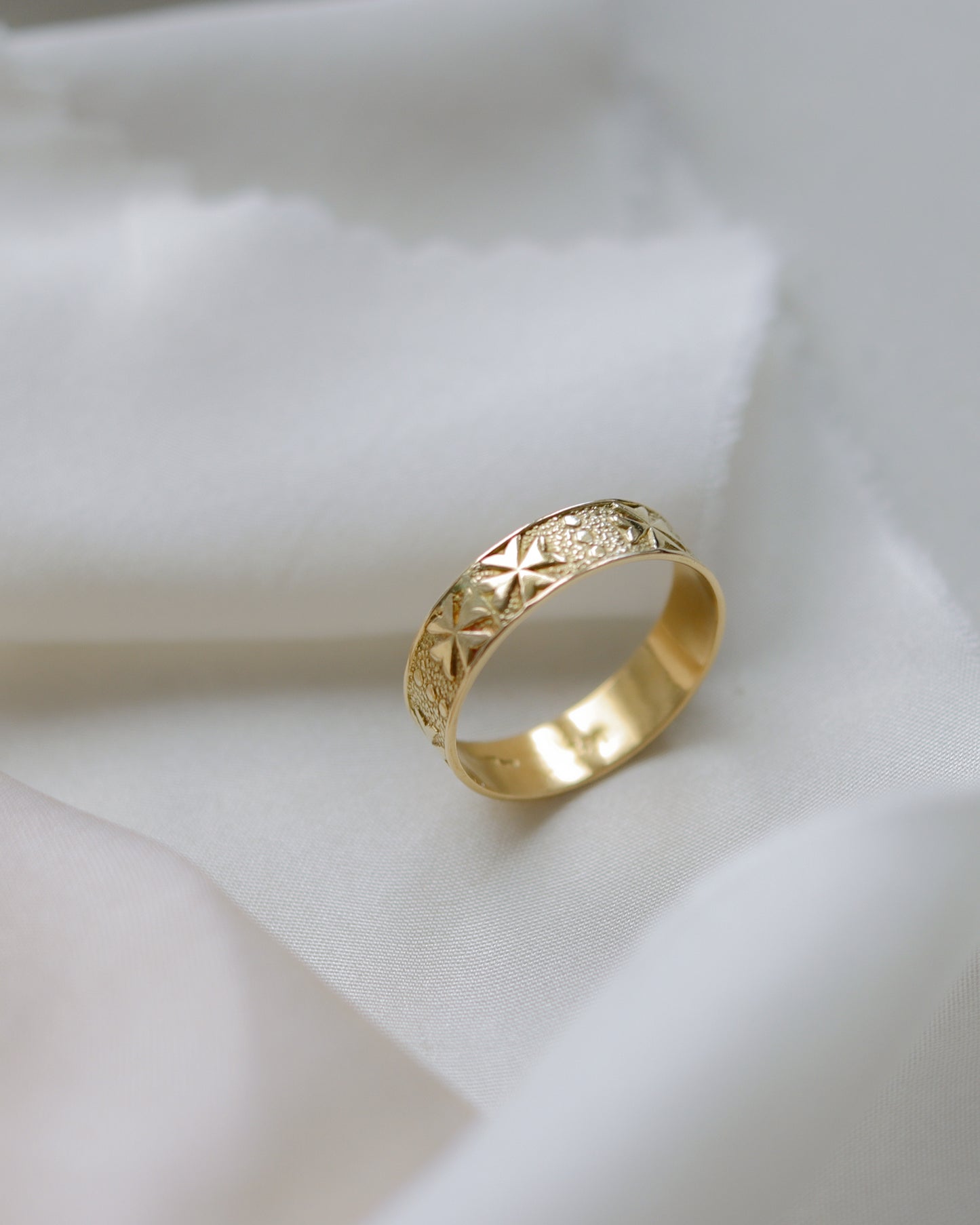18ct antique cross engraved ring UK L