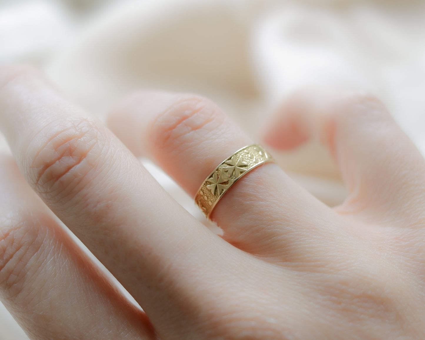 18ct antique cross engraved ring UK L