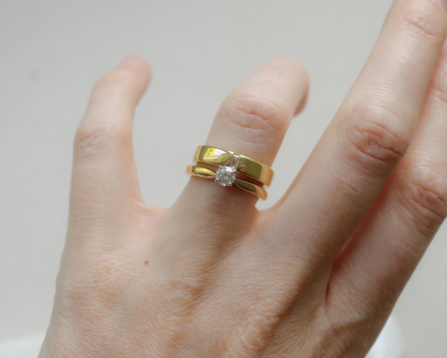 18ct gold Brilliant cut doughnut solitaire ring UK M 1/2