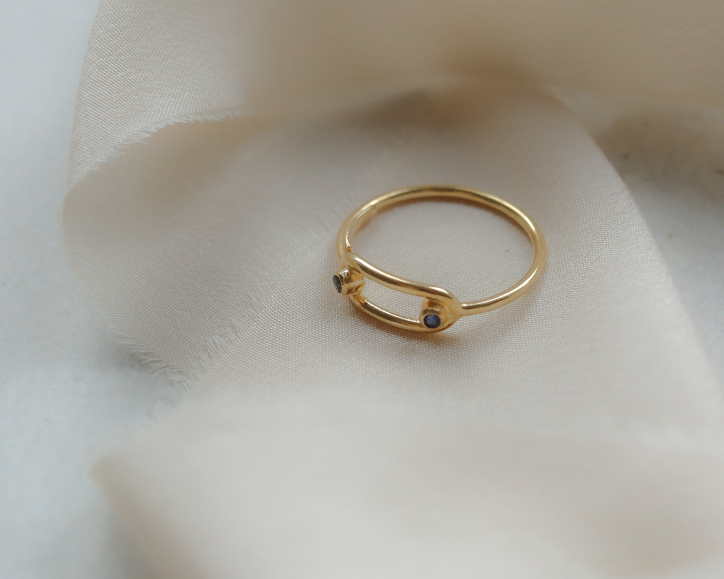 modernist 18ct gold double sapphire ring UK L 1/2