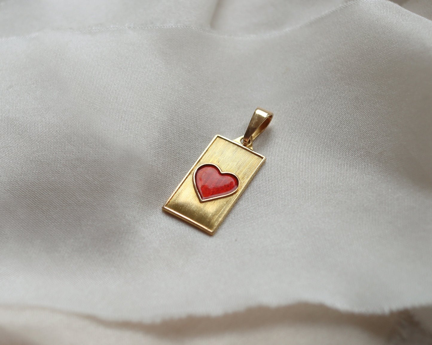 18ct gold pendant with central enamelled heart