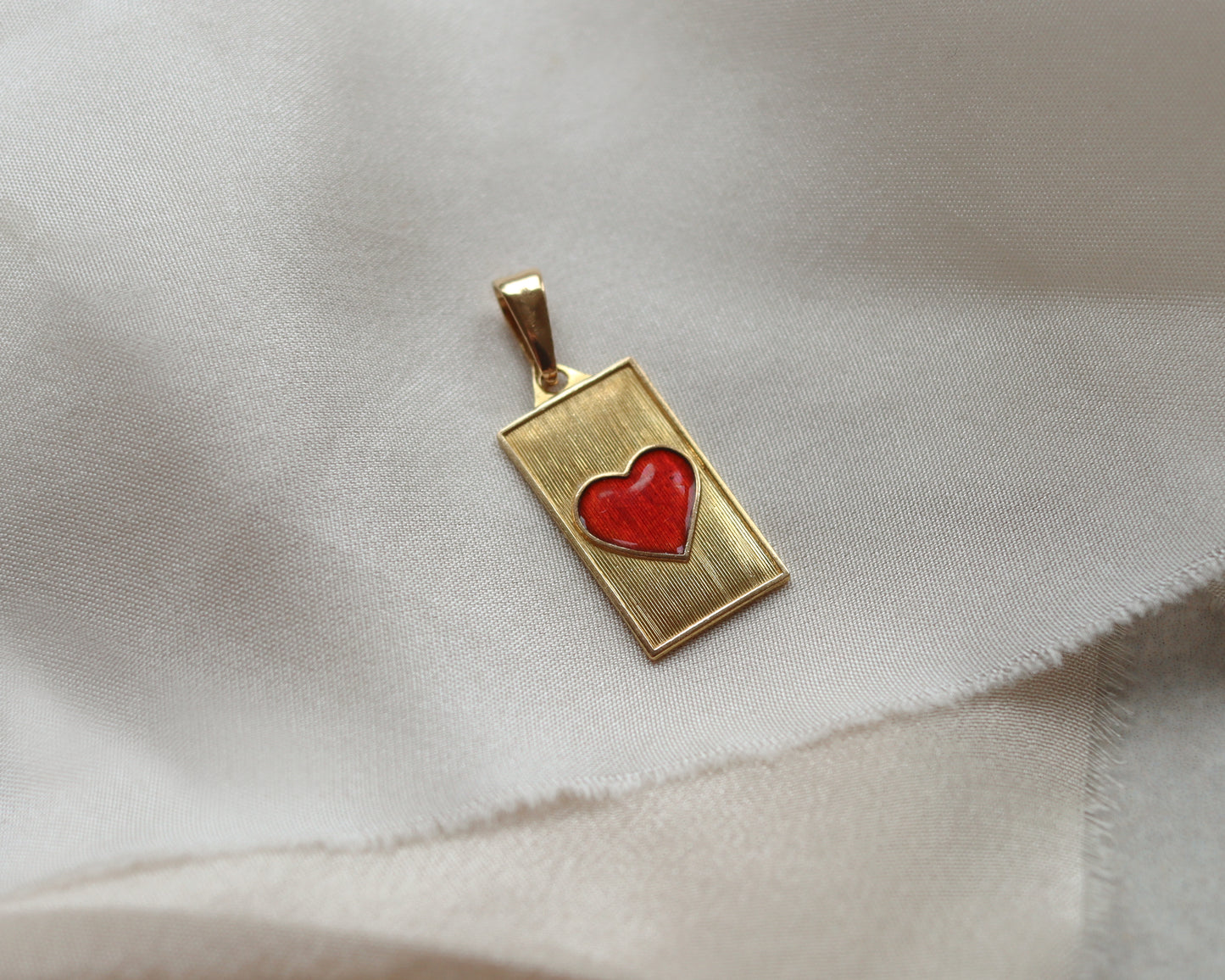 18ct gold pendant with central enamelled heart