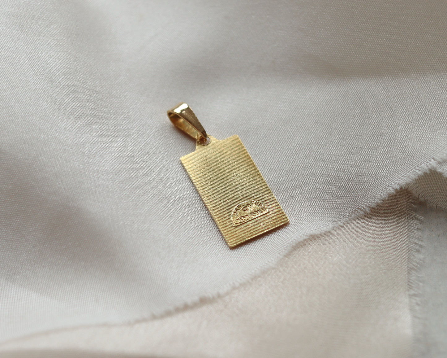18ct gold pendant with central enamelled heart