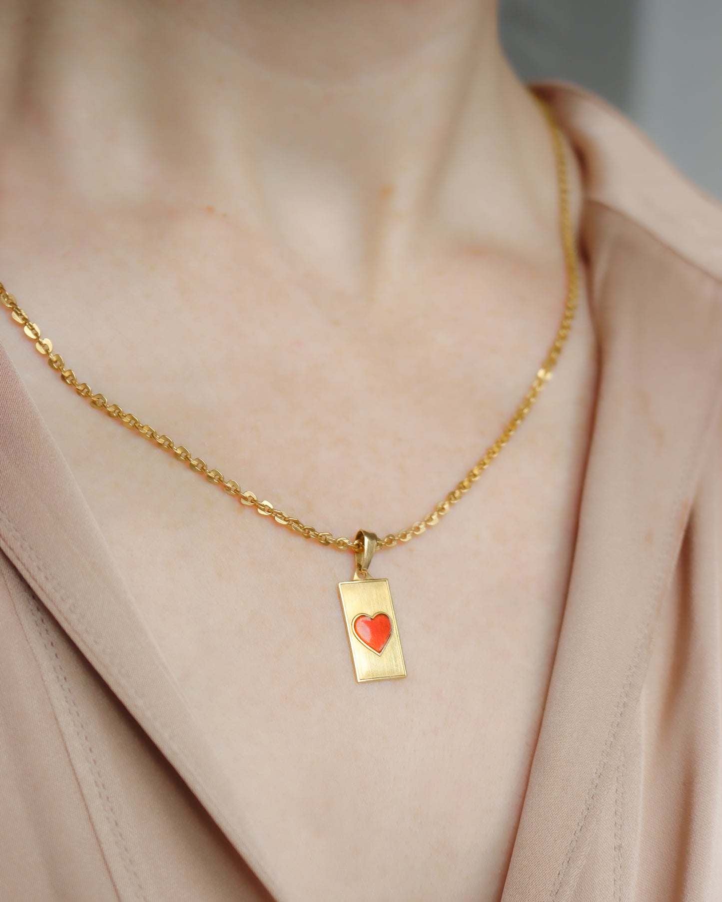 18ct gold pendant with central enamelled heart