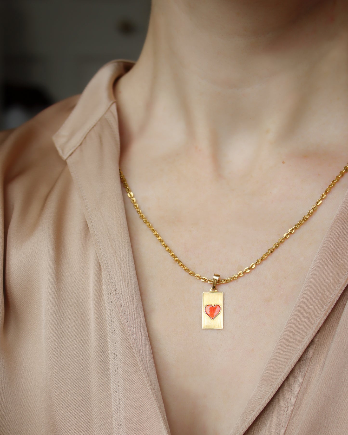 18ct gold pendant with central enamelled heart