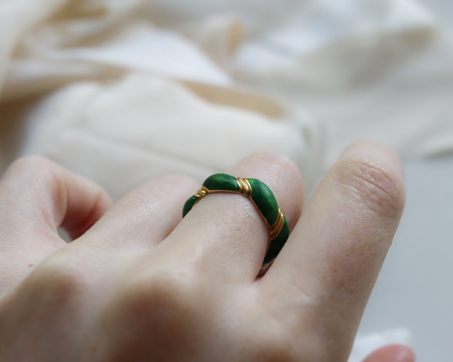 unique 18ct gold and green enamel twist ring UK O