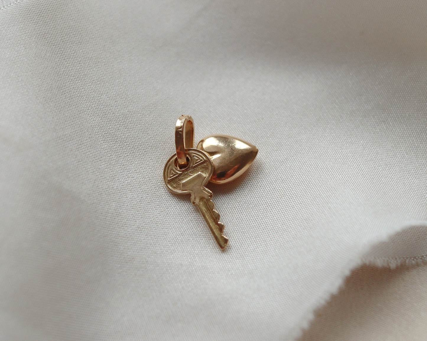 18ct gold pendant charm with heart and key