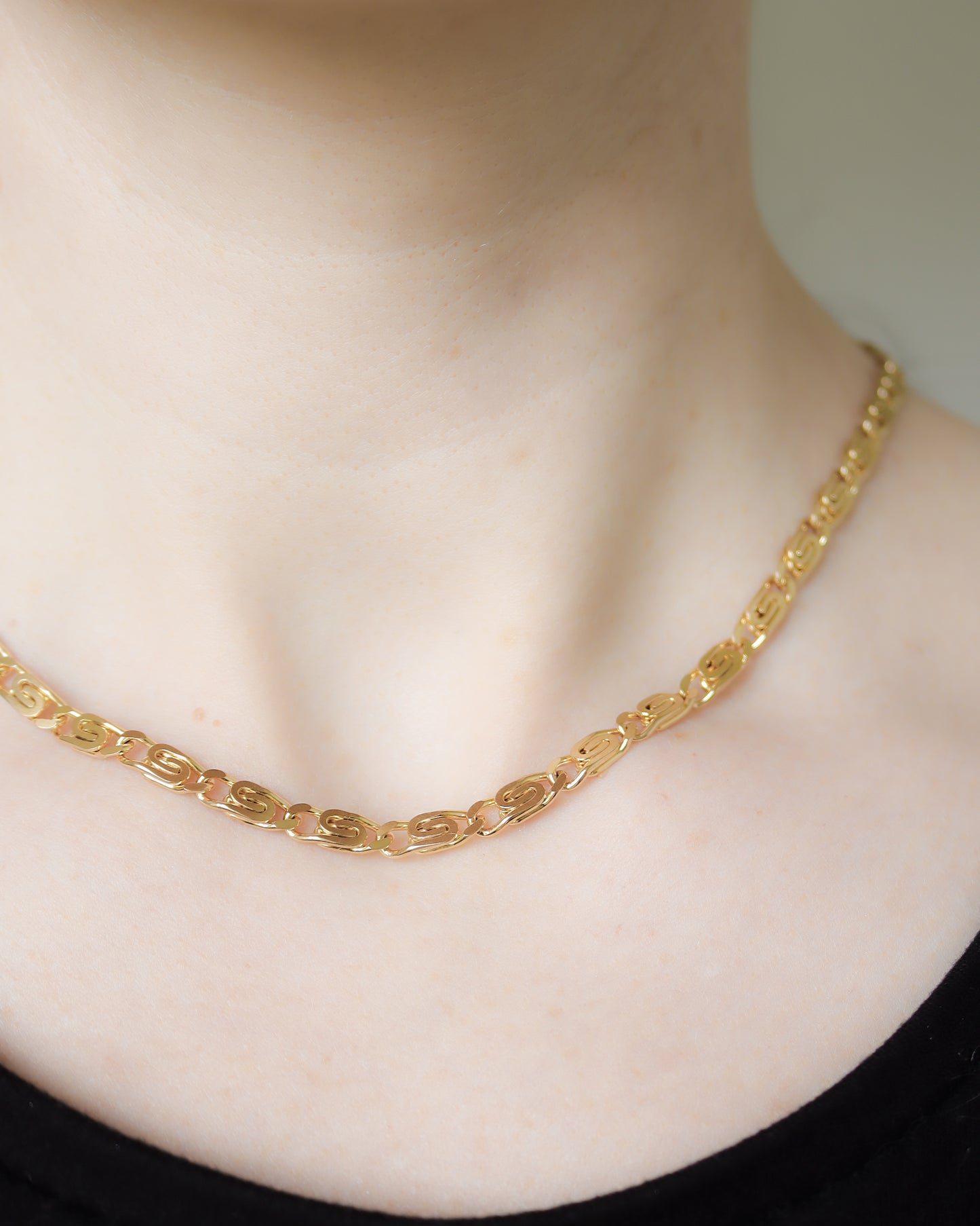 18ct yellow gold scroll link necklace