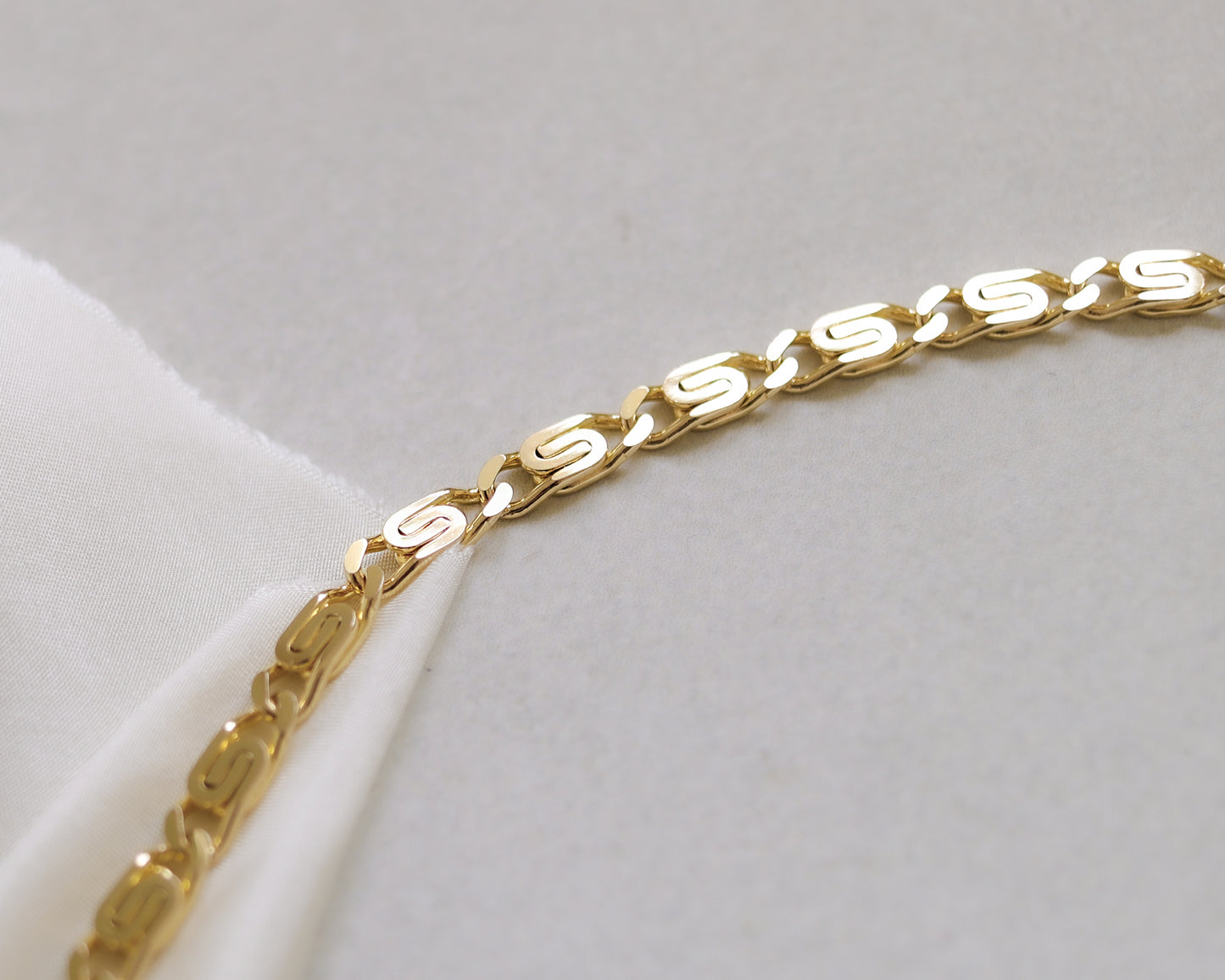 18ct yellow gold scroll link necklace