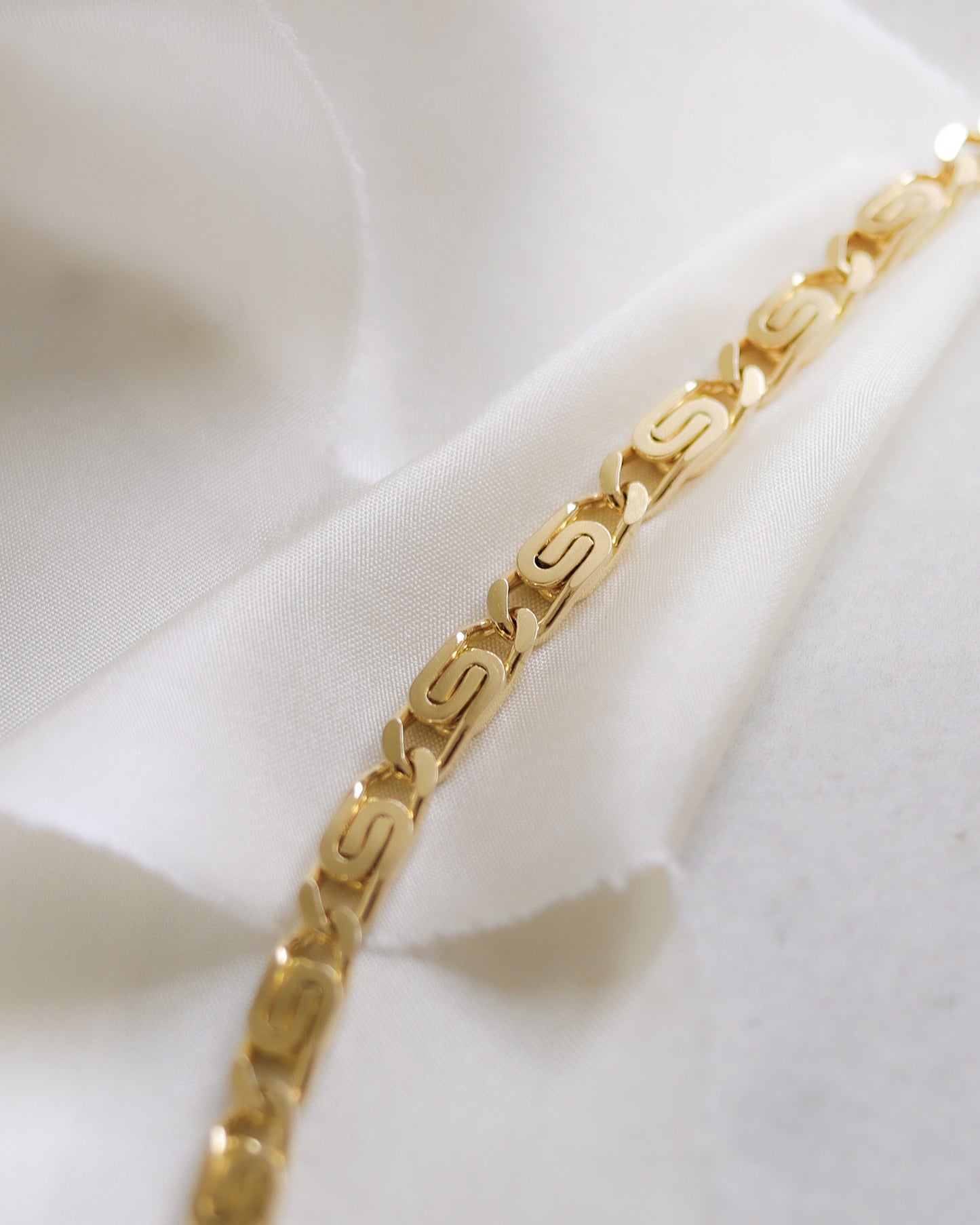 18ct yellow gold scroll link necklace