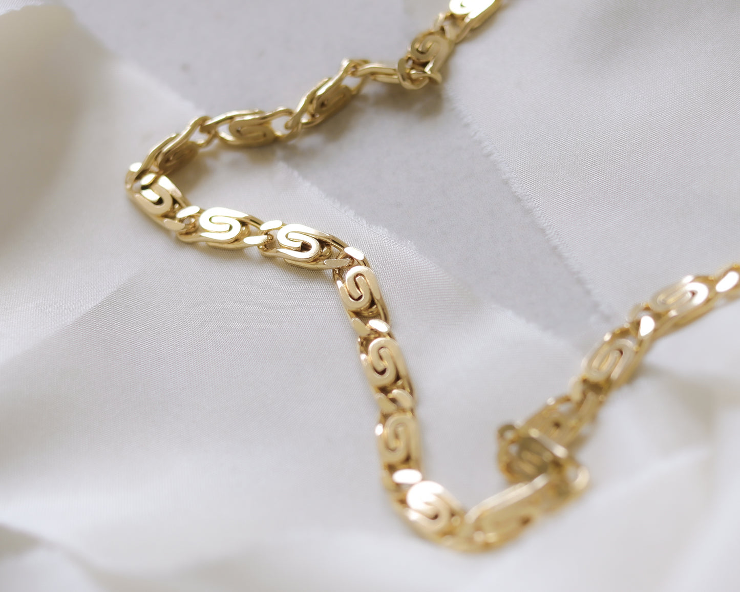 18ct yellow gold scroll link necklace
