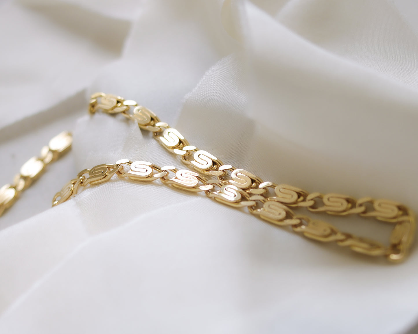 18ct yellow gold scroll link necklace
