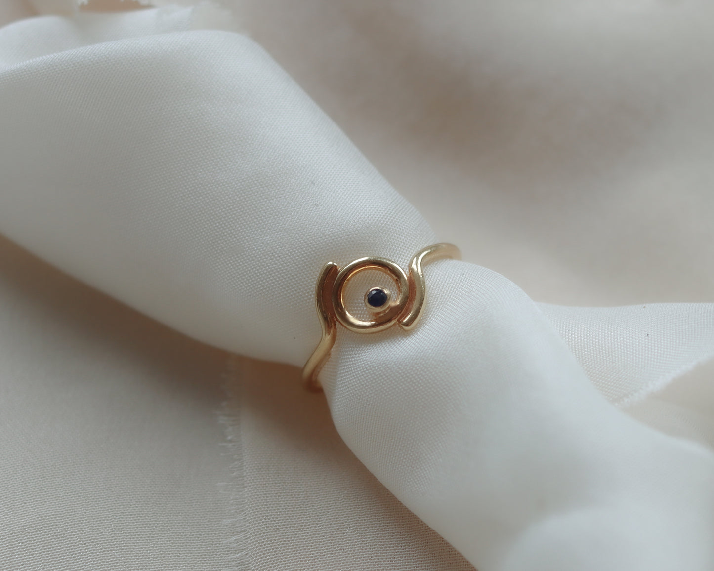 Spiral 18ct gold sapphire ring UK K 1/2