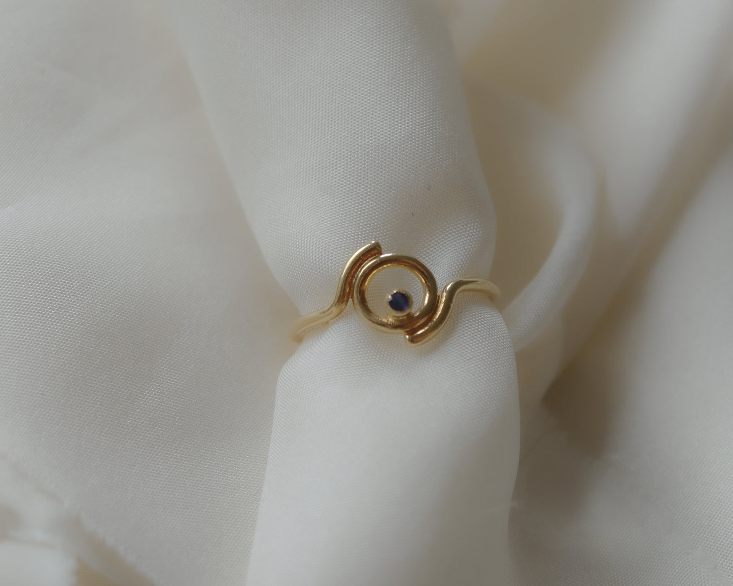 Spiral 18ct gold sapphire ring UK K 1/2