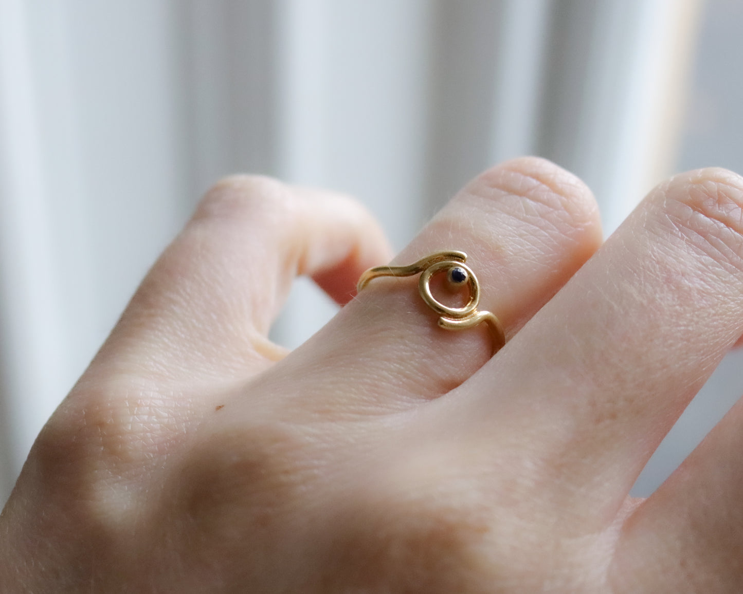 Spiral 18ct gold sapphire ring UK K 1/2