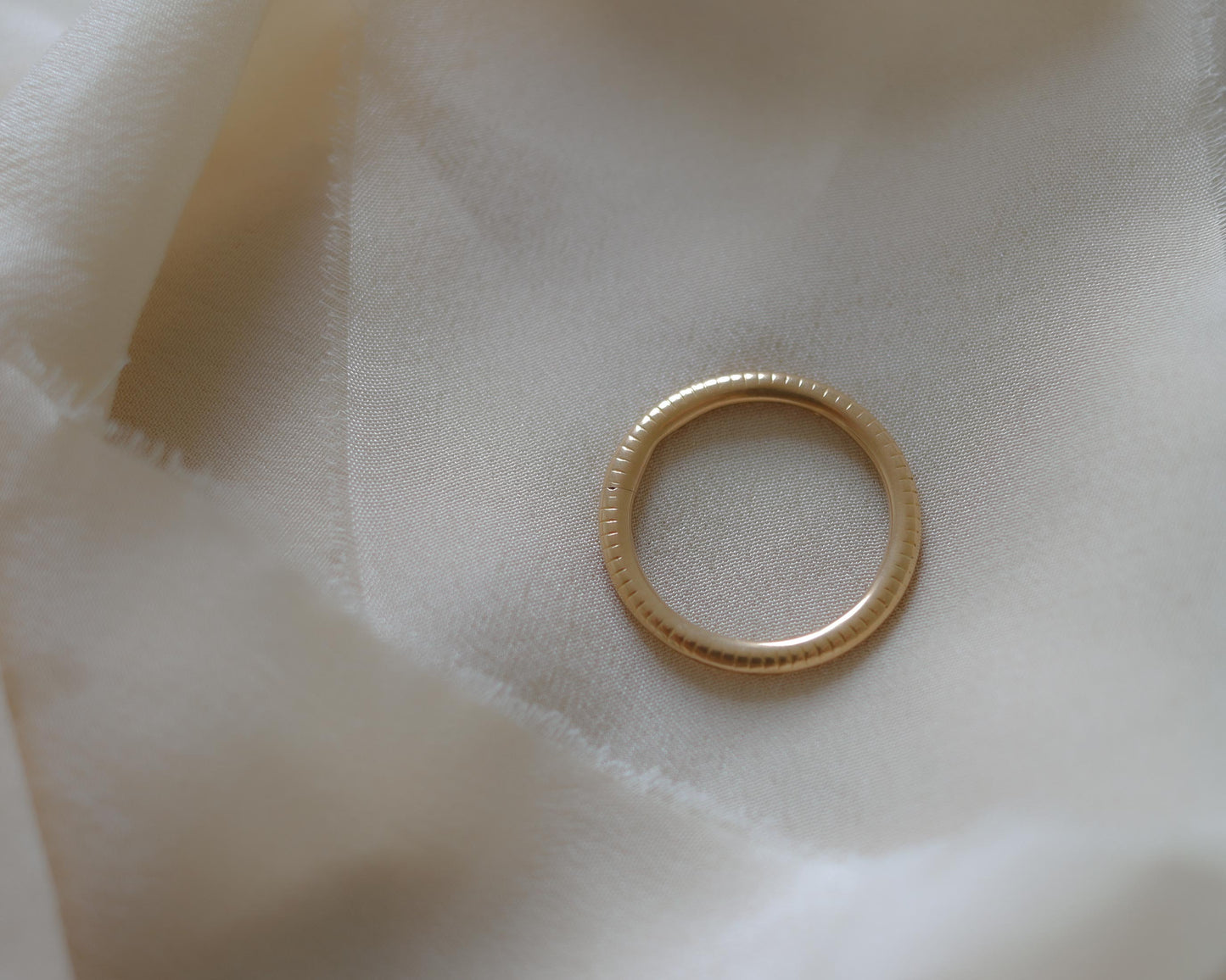 Ribbed 18ct gold victorian split ring