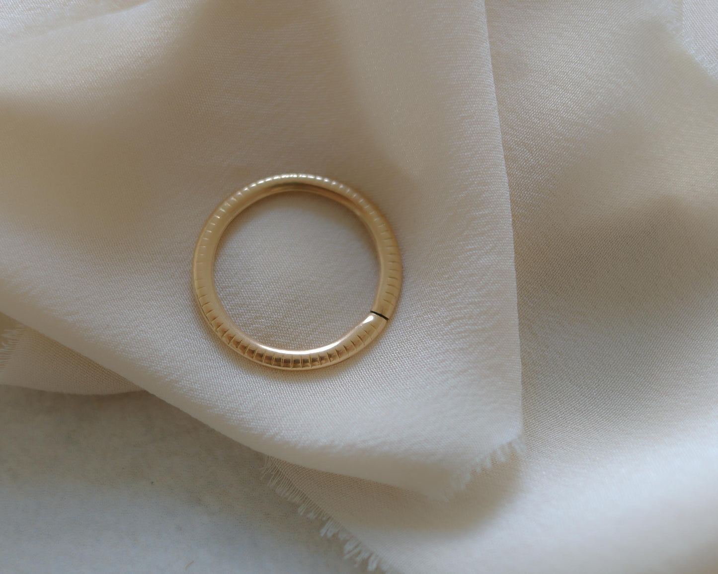 Ribbed 18ct gold victorian split ring