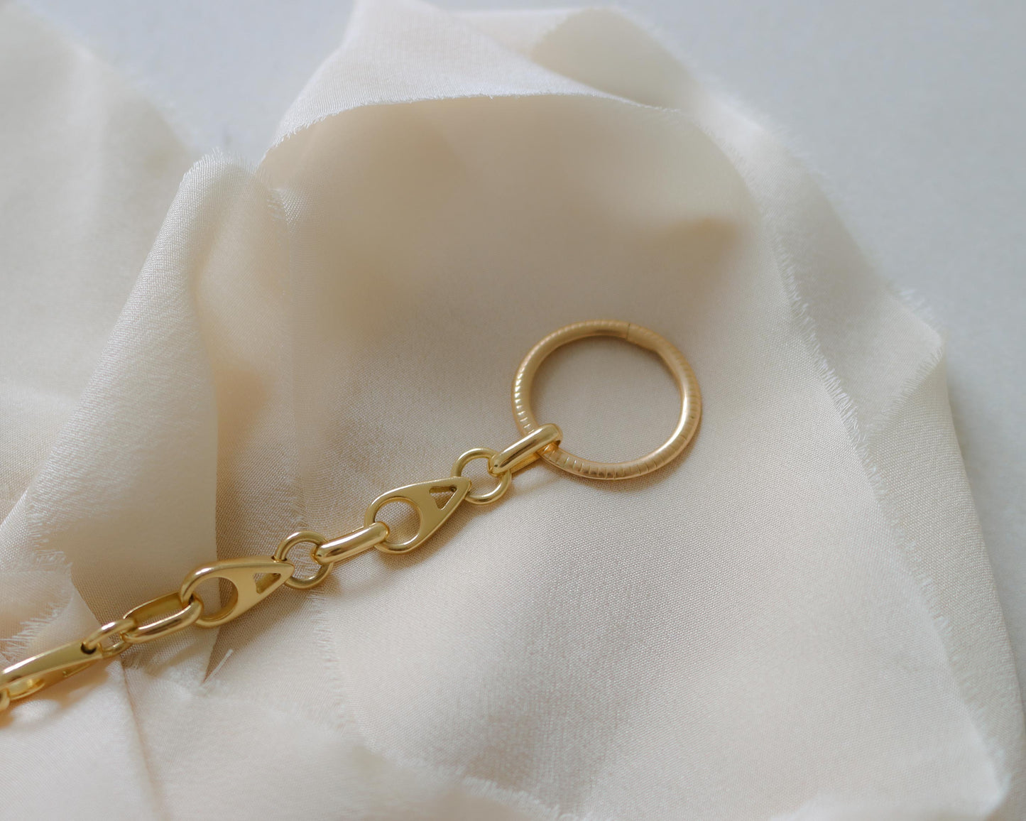 Ribbed 18ct gold victorian split ring