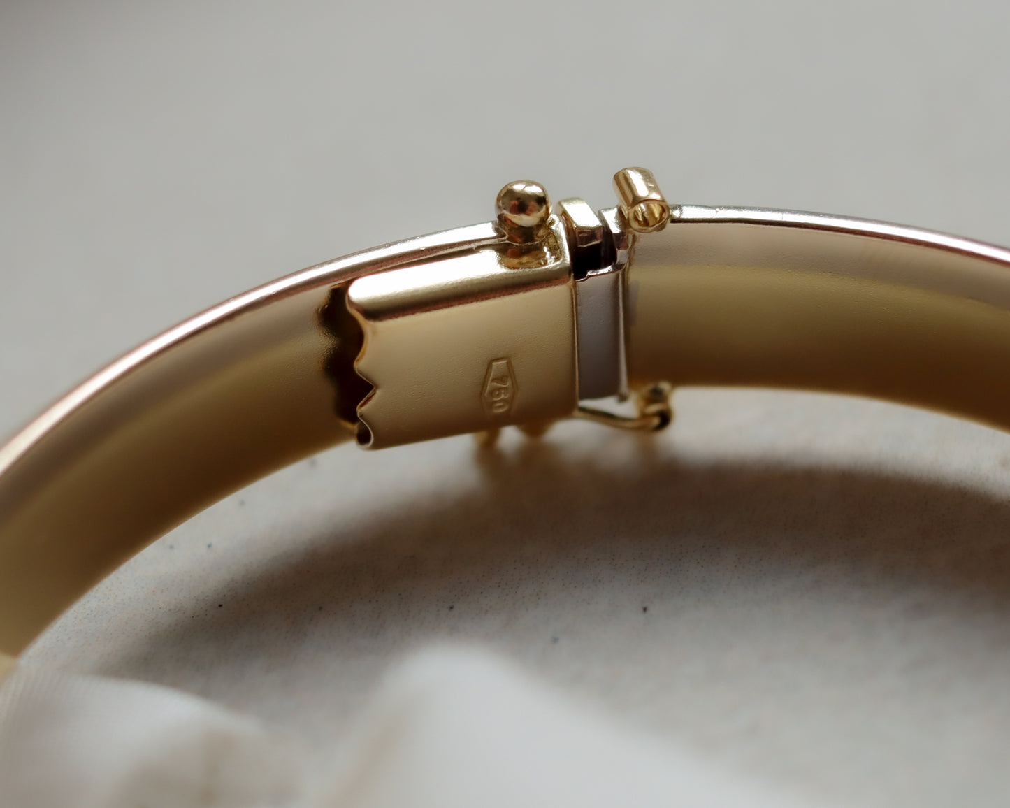 18ct Bi-Colour Gold Hinged Bangle – London Hallmarked