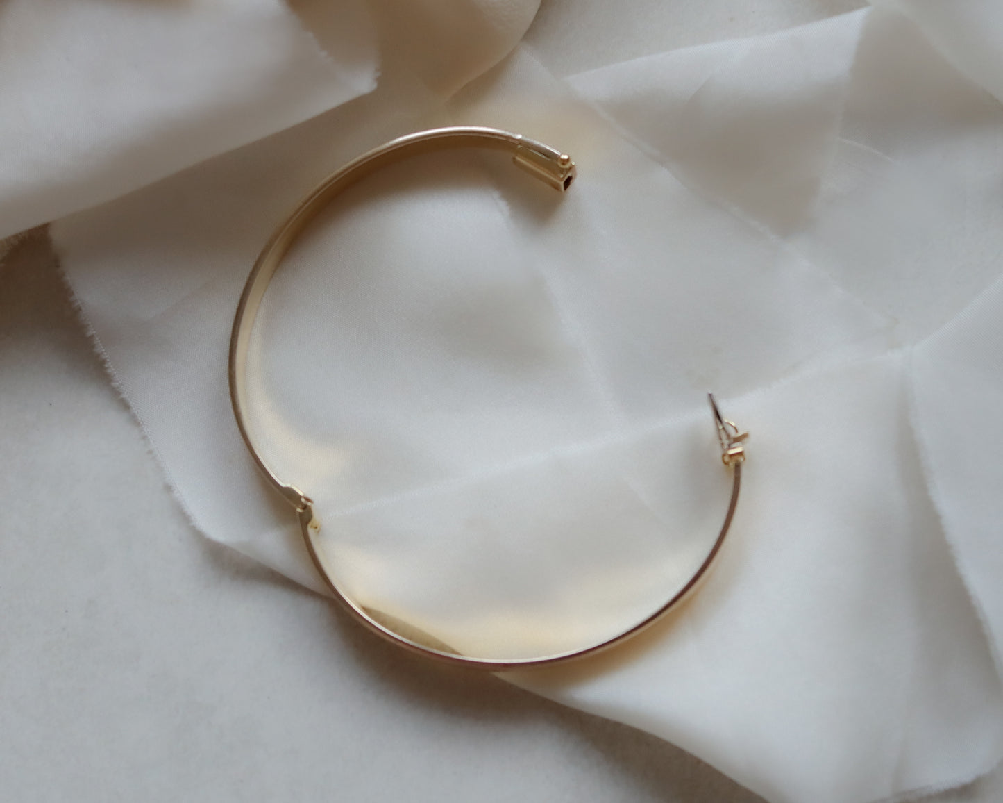 18ct Bi-Colour Gold Hinged Bangle – London Hallmarked