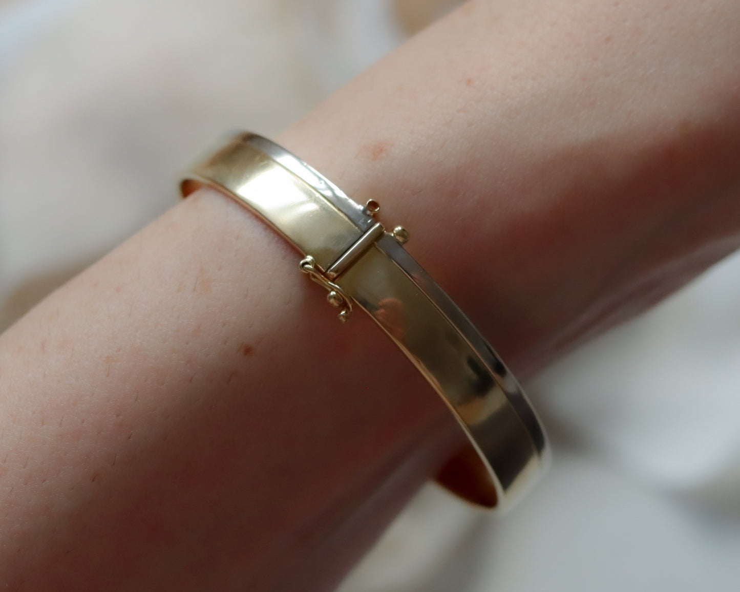 18ct Bi-Colour Gold Hinged Bangle – London Hallmarked
