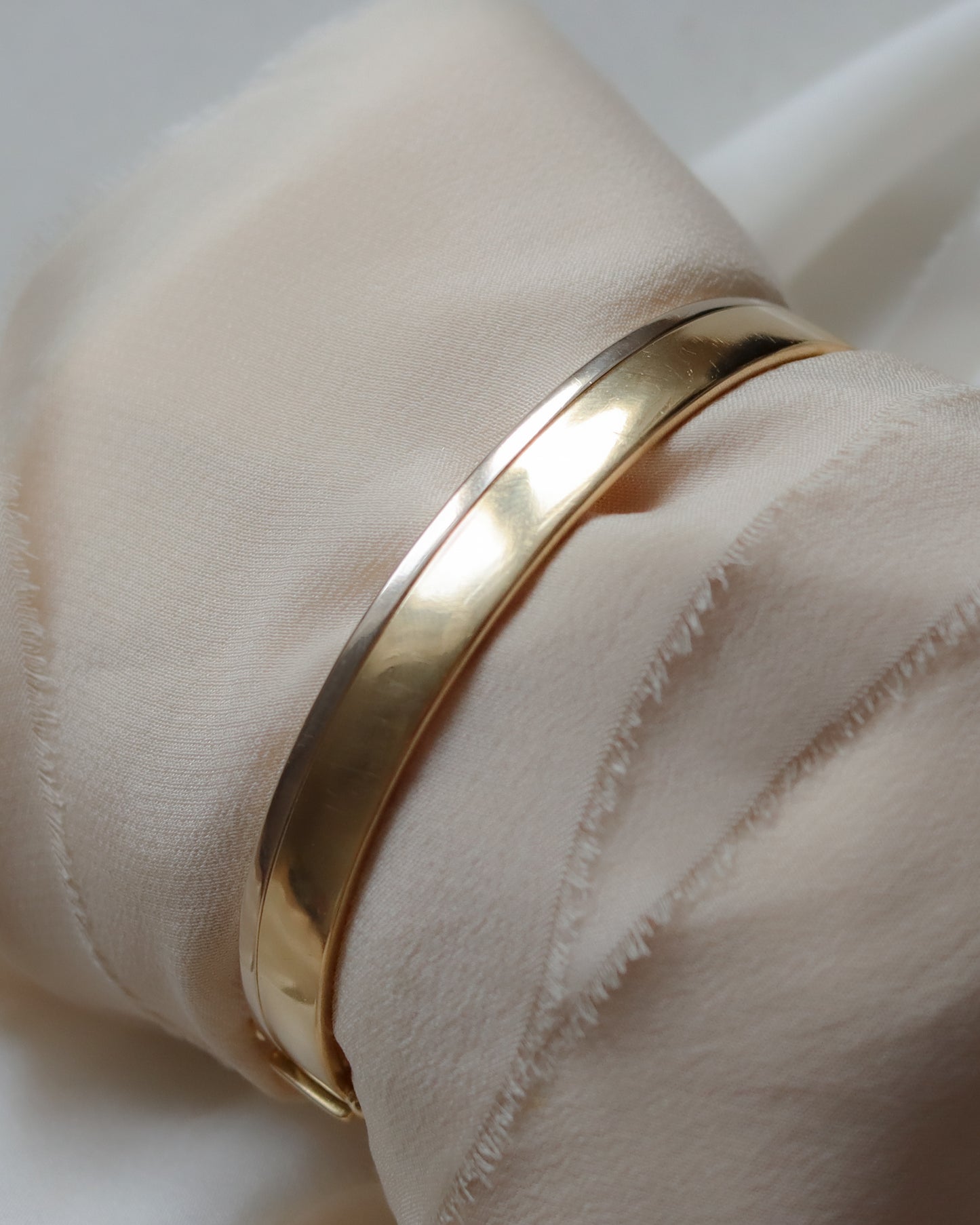 18ct Bi-Colour Gold Hinged Bangle – London Hallmarked