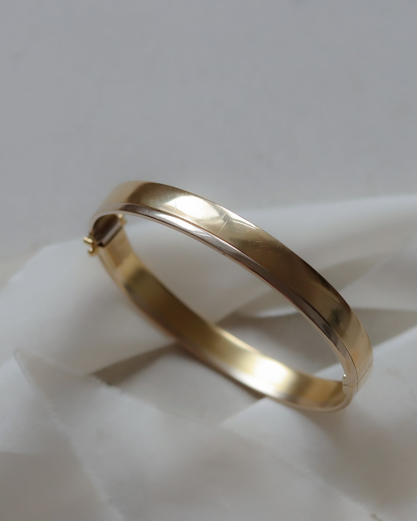 18ct Bi-Colour Gold Hinged Bangle – London Hallmarked