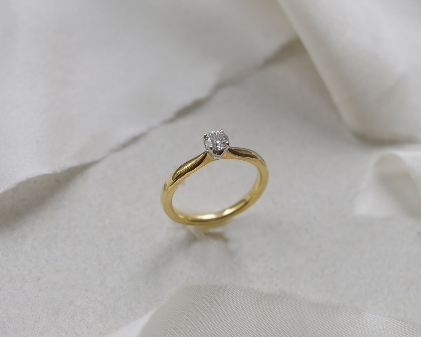 18ct gold Brilliant cut doughnut solitaire ring UK M 1/2