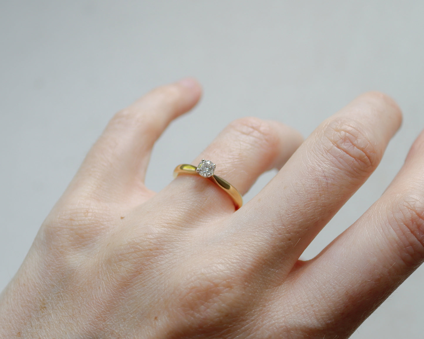 18ct gold Brilliant cut doughnut solitaire ring UK M 1/2