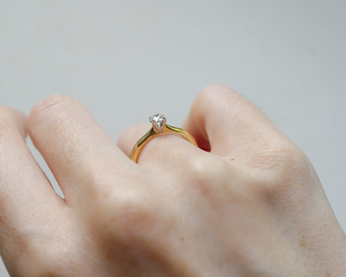 18ct gold Brilliant cut doughnut solitaire ring UK M 1/2