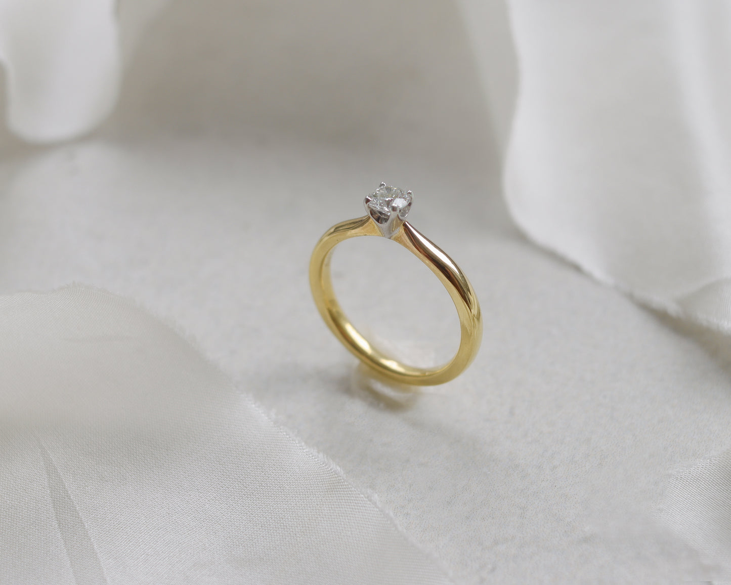 18ct gold Brilliant cut doughnut solitaire ring UK M 1/2