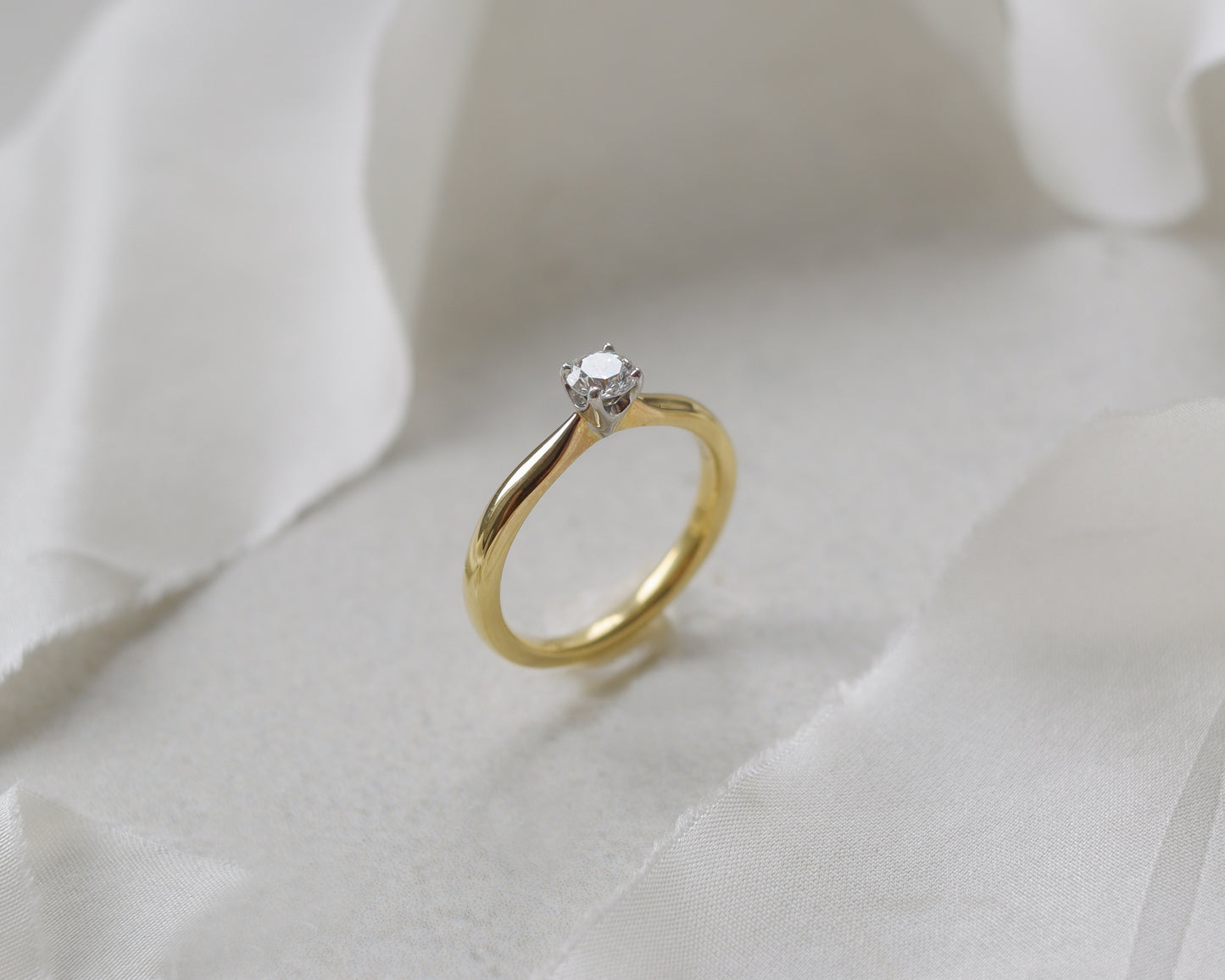 18ct gold Brilliant cut doughnut solitaire ring UK M 1/2