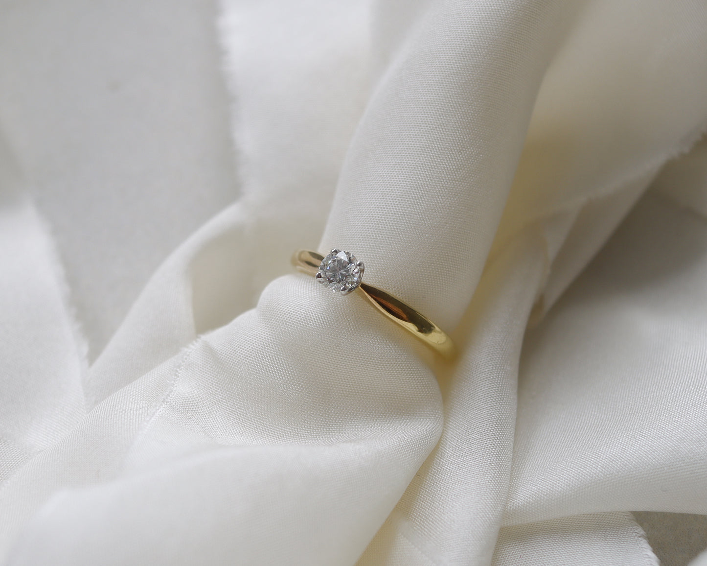 18ct gold Brilliant cut doughnut solitaire ring UK M 1/2