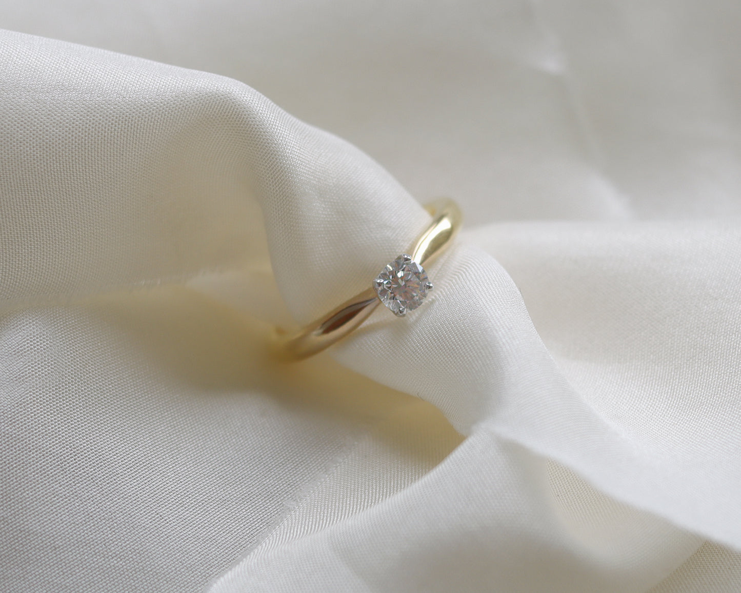 18ct gold Brilliant cut doughnut solitaire ring UK M 1/2