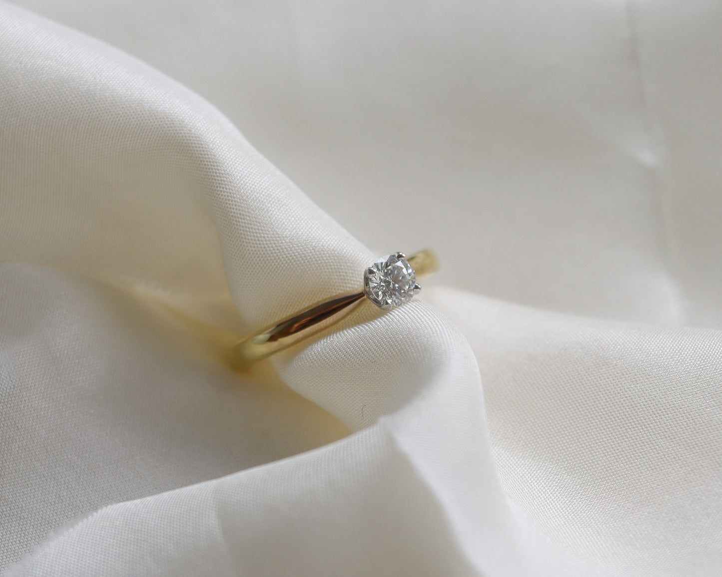 18ct gold Brilliant cut doughnut solitaire ring UK M 1/2