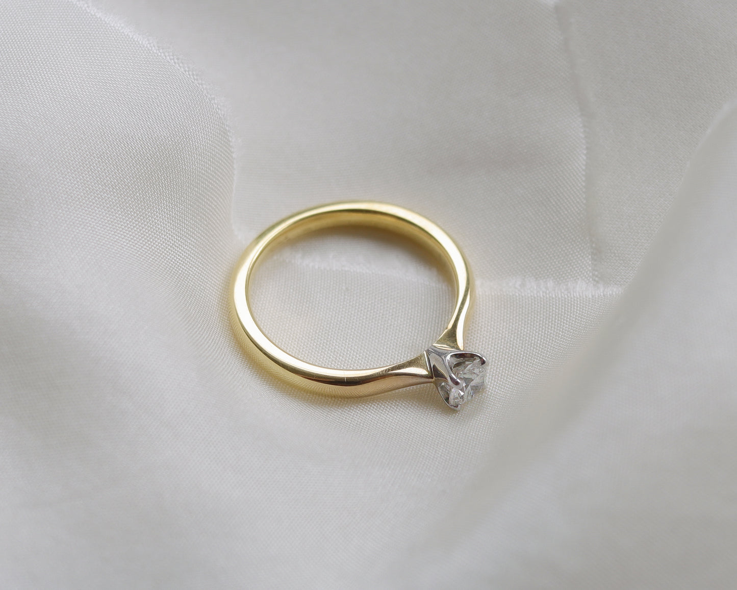 18ct gold Brilliant cut doughnut solitaire ring UK M 1/2