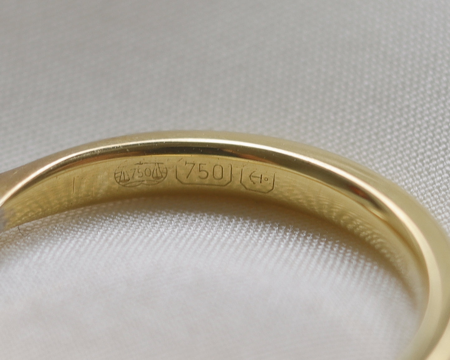18ct gold Brilliant cut doughnut solitaire ring UK M 1/2