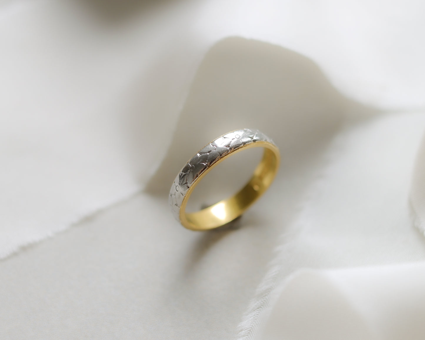 22ct gold and platinum decorative floral band UK O