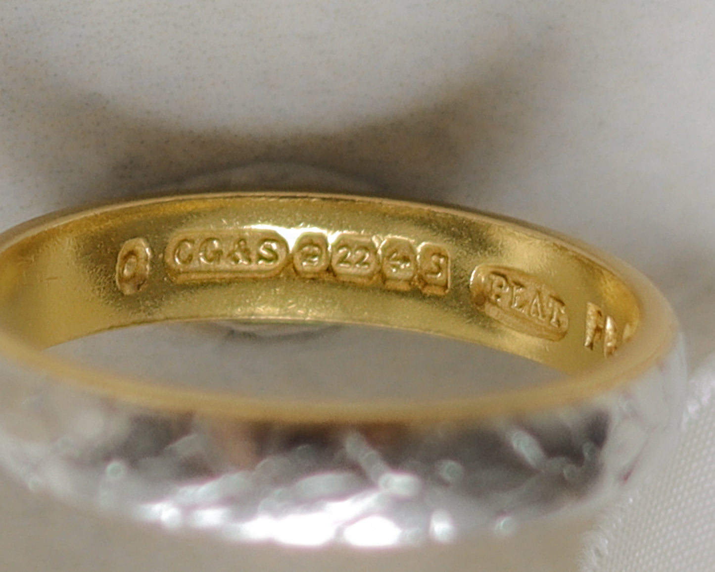 22ct gold and platinum decorative floral band UK O