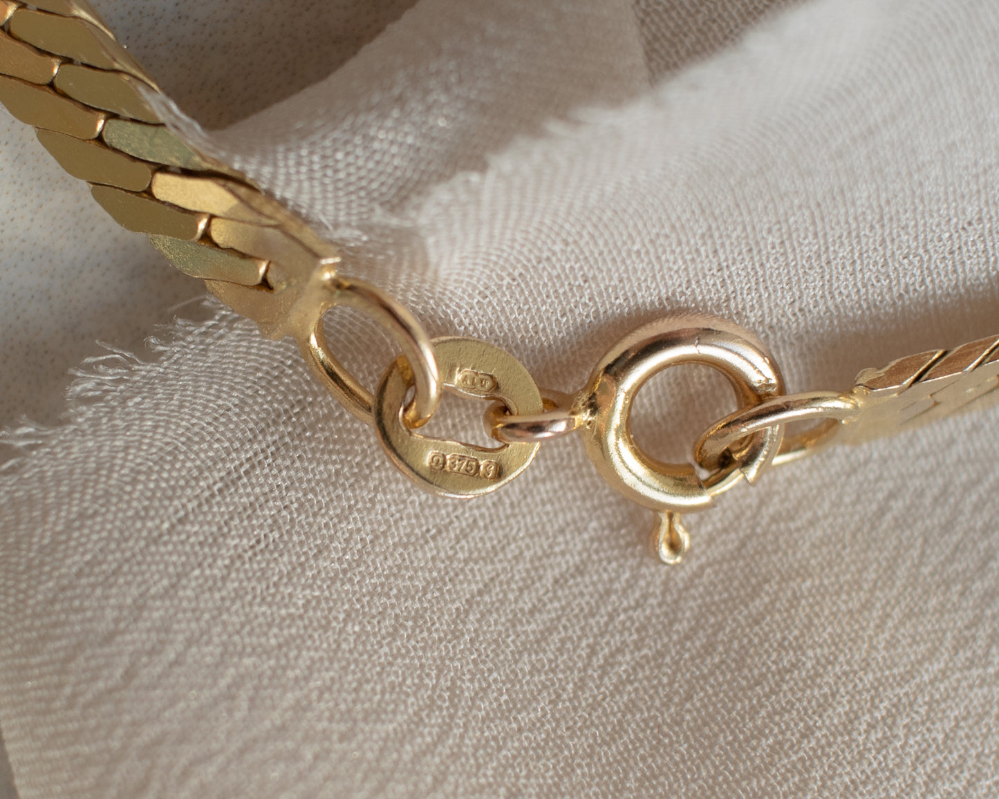 Vintage 9ct Gold Flat Curb Link Necklace | 60cm, 17.4g, 1981