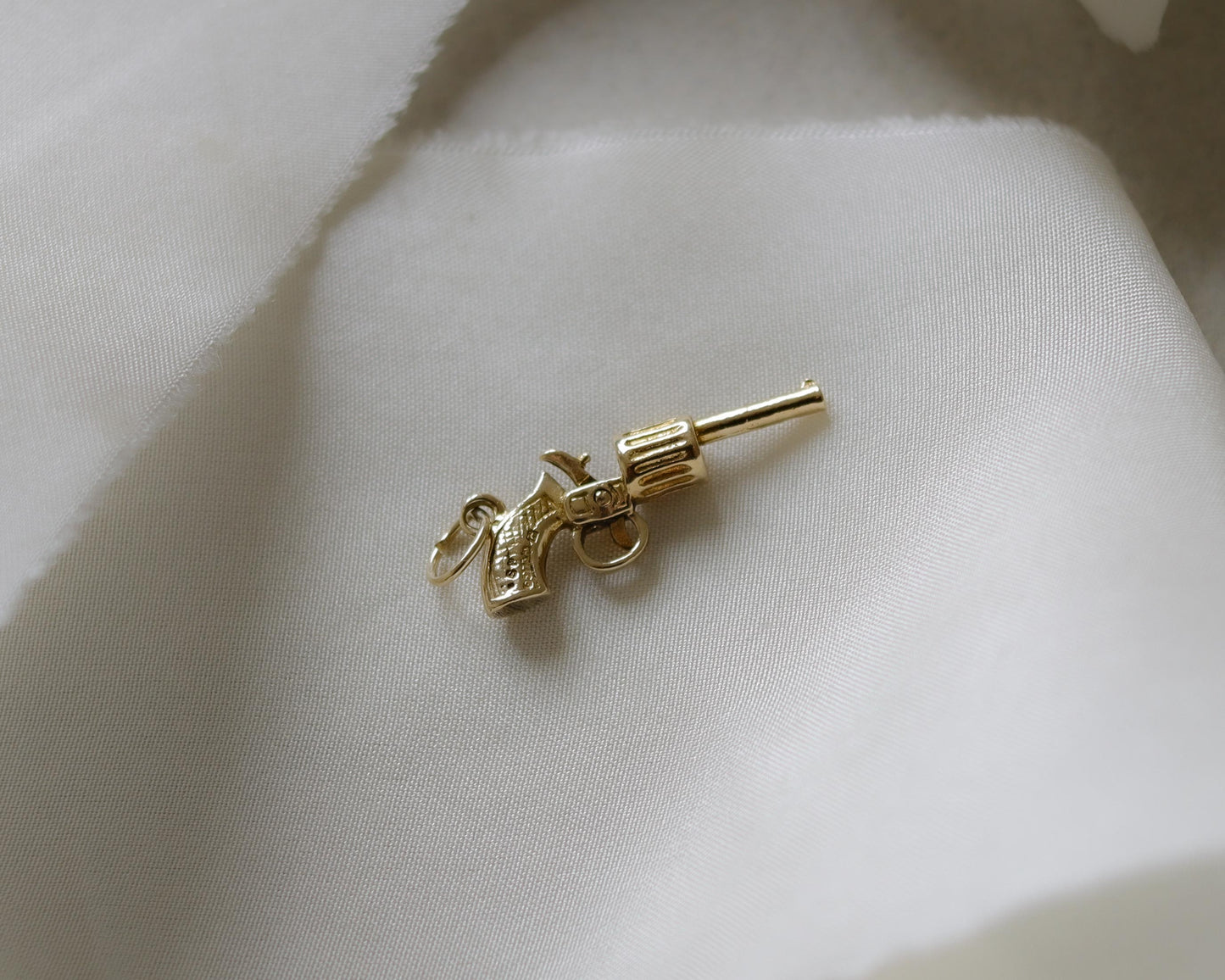 Wild West 9ct gold pistol pendant charm