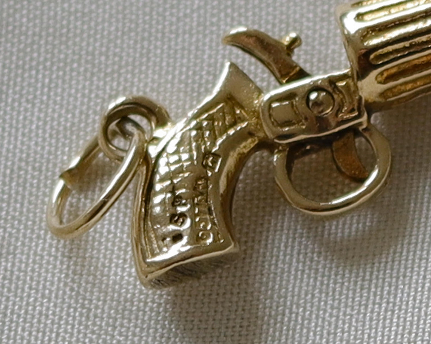 Wild West 9ct gold pistol pendant charm