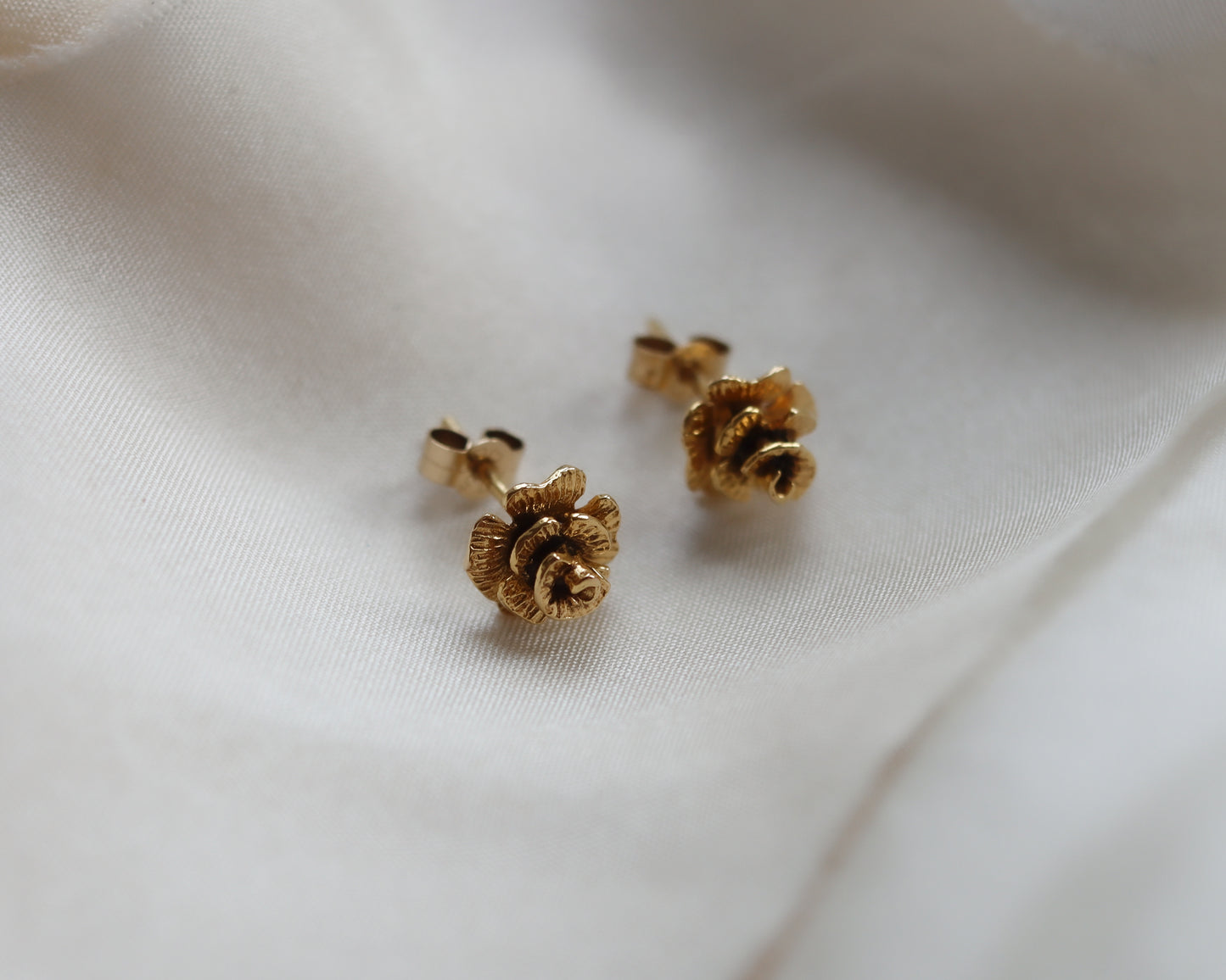 9ct Gold flower bud stud earrings