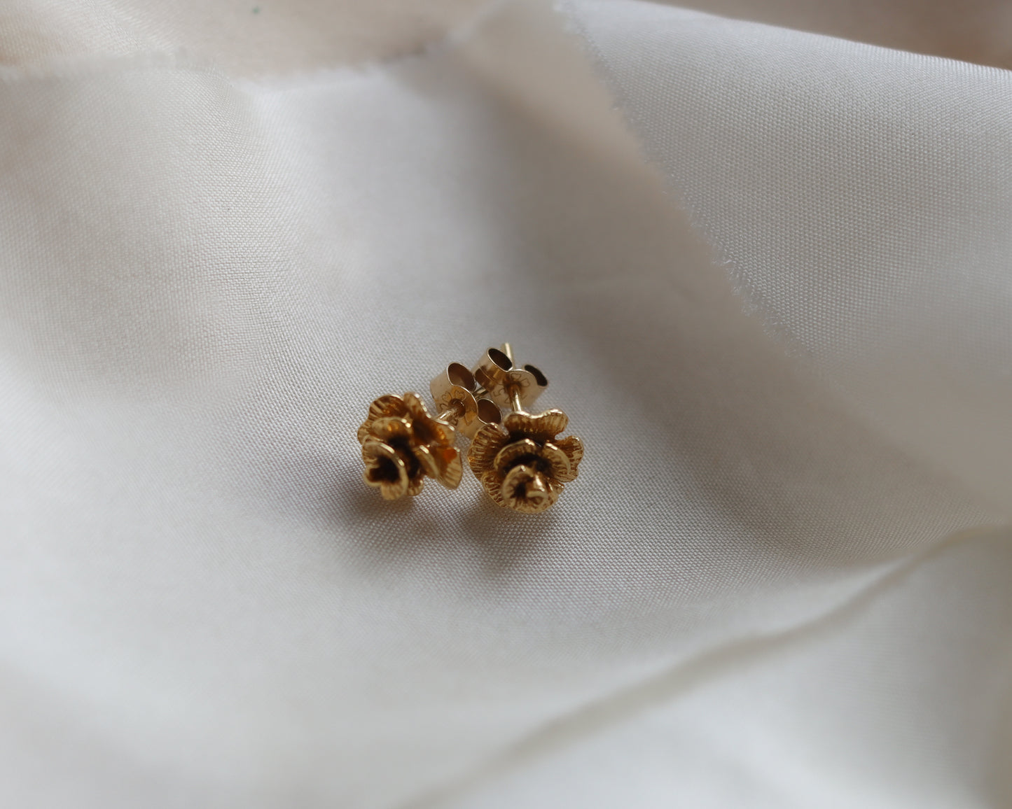 9ct Gold flower bud stud earrings